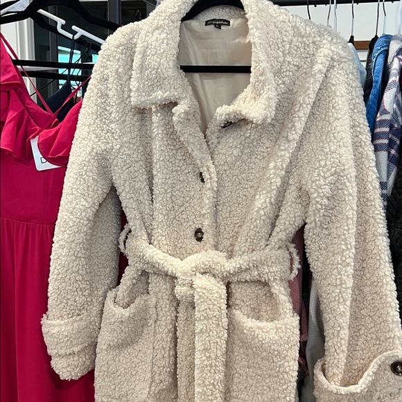 Shinestar Sherpa cream trench coat w lining, tortoise shell buttons. Belt - Picture 11 of 12